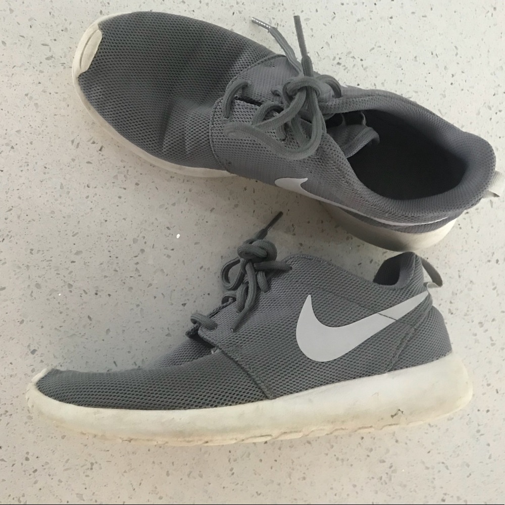 Grey Nike rosche